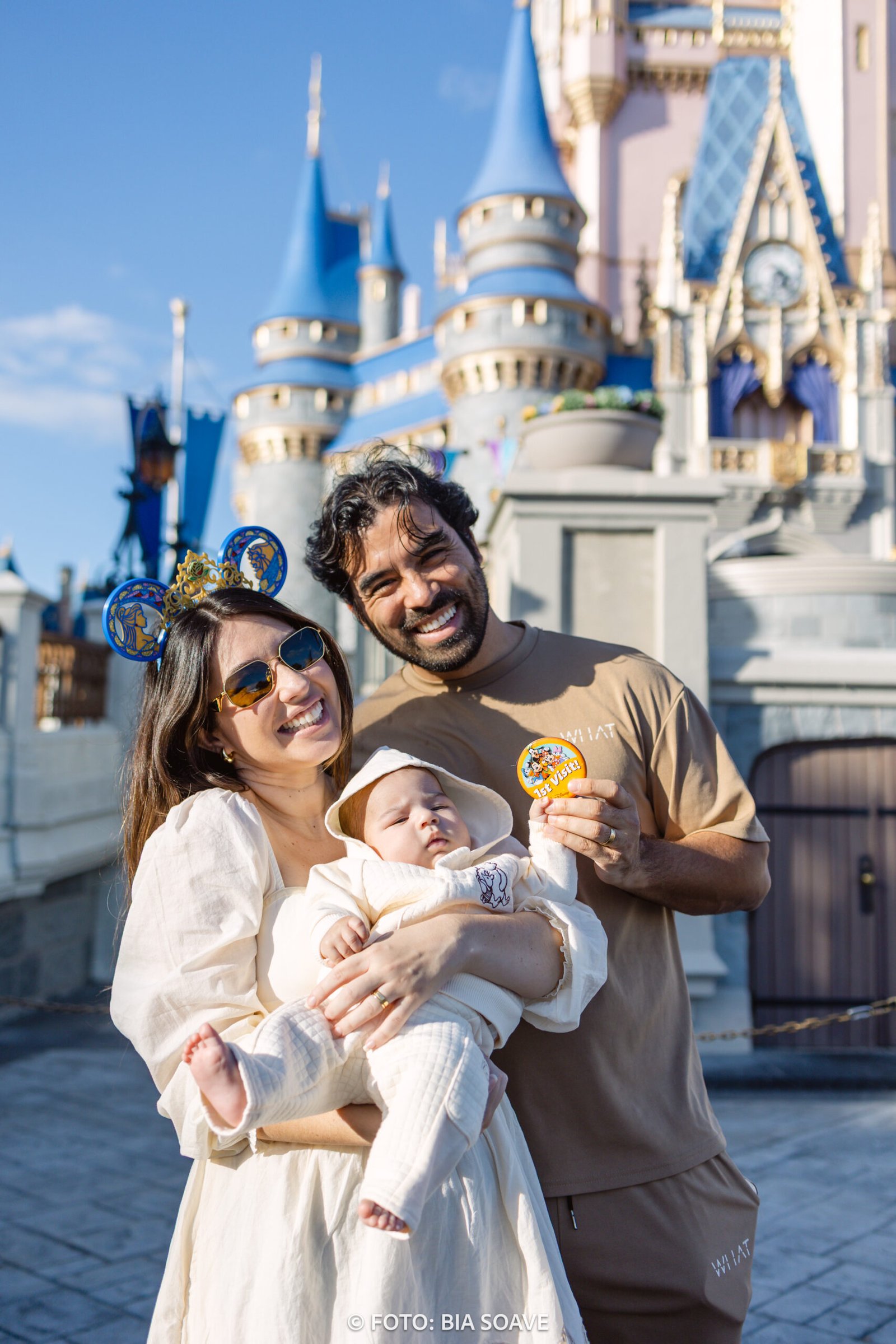 Gabi e Gu, criadores do blog Turistorlando, em frente ao castelo da Cinderela no Magic Kingdom