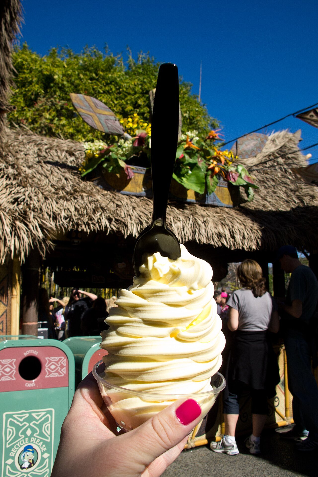 Dole Whip de abacaxi em copo, sorvete em espiral amarelo-claro