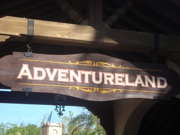 Placa de madeira na entrada da Adventureland, no Magic Kingdom