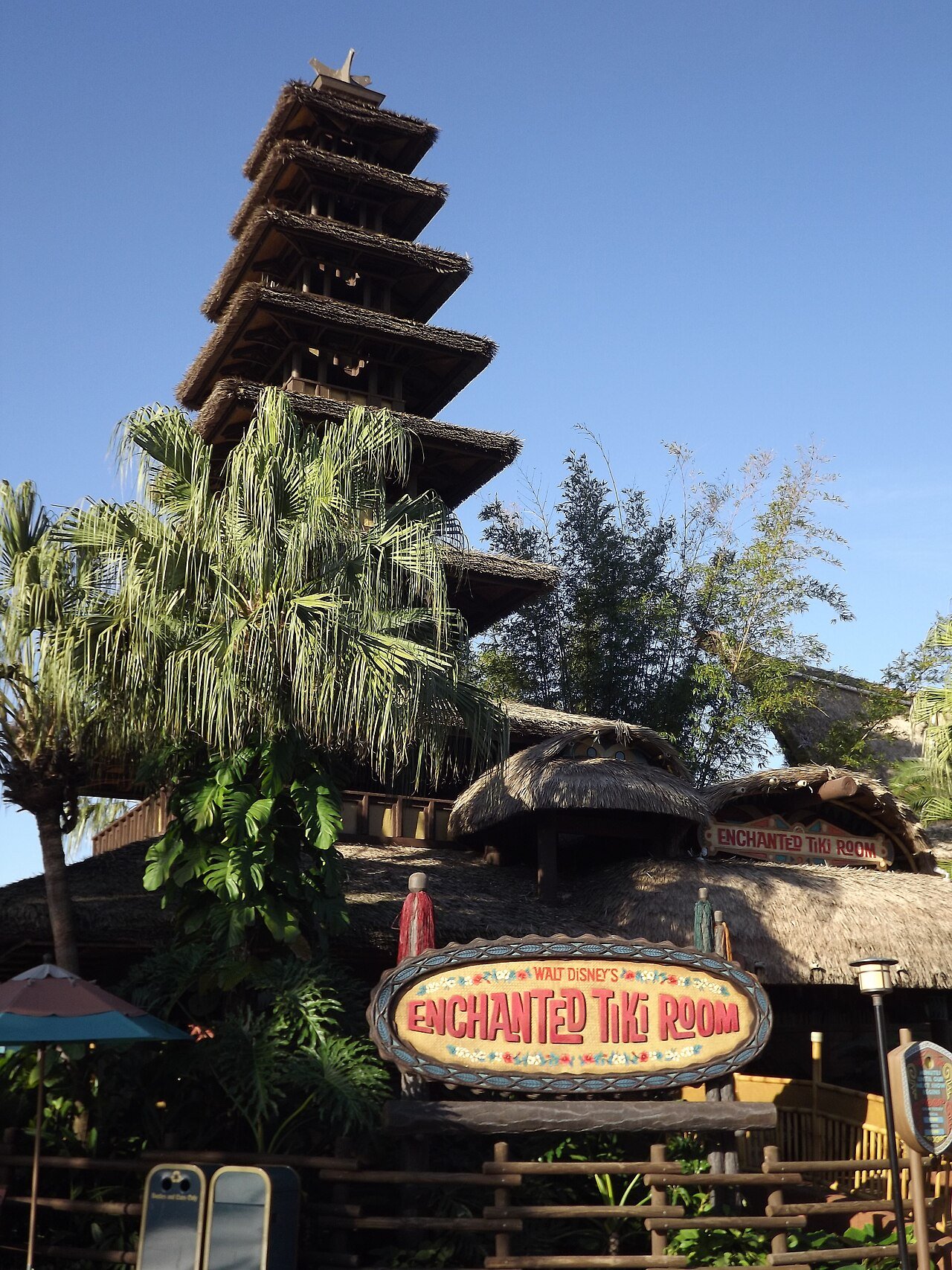 Fachada de palha do Walt Disney's Enchanted Tiki Room na Adventureland