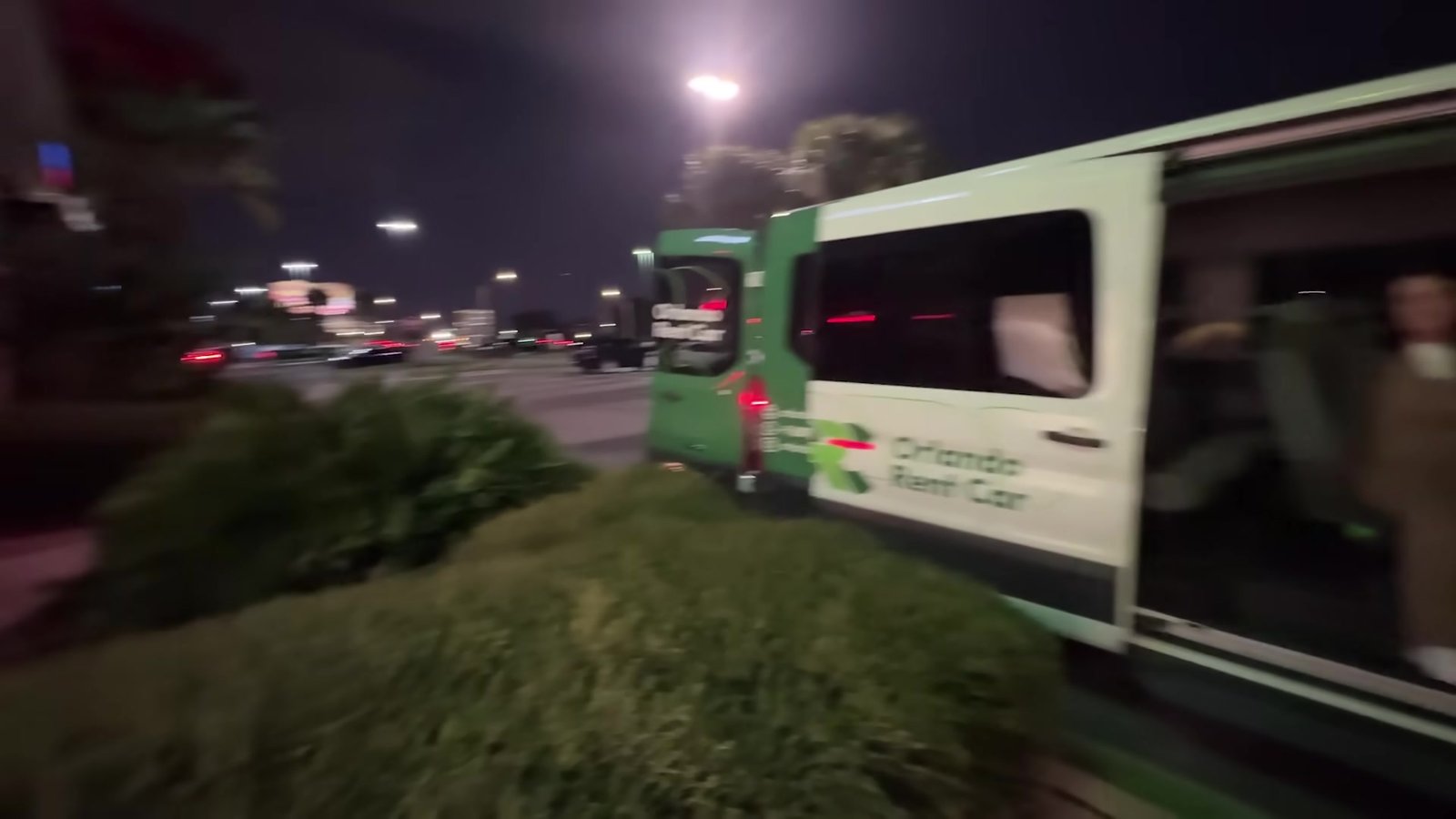 Van envelopada da Orlando Rent Car estacionada à noite
