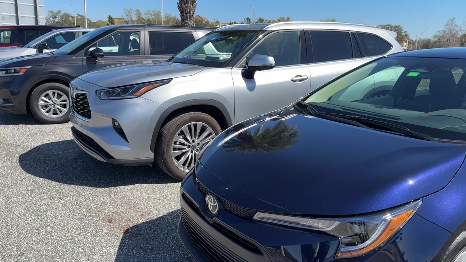 Toyota Corolla e Toyota Highlander lado a lado no pátio de uma locadora em Orlando