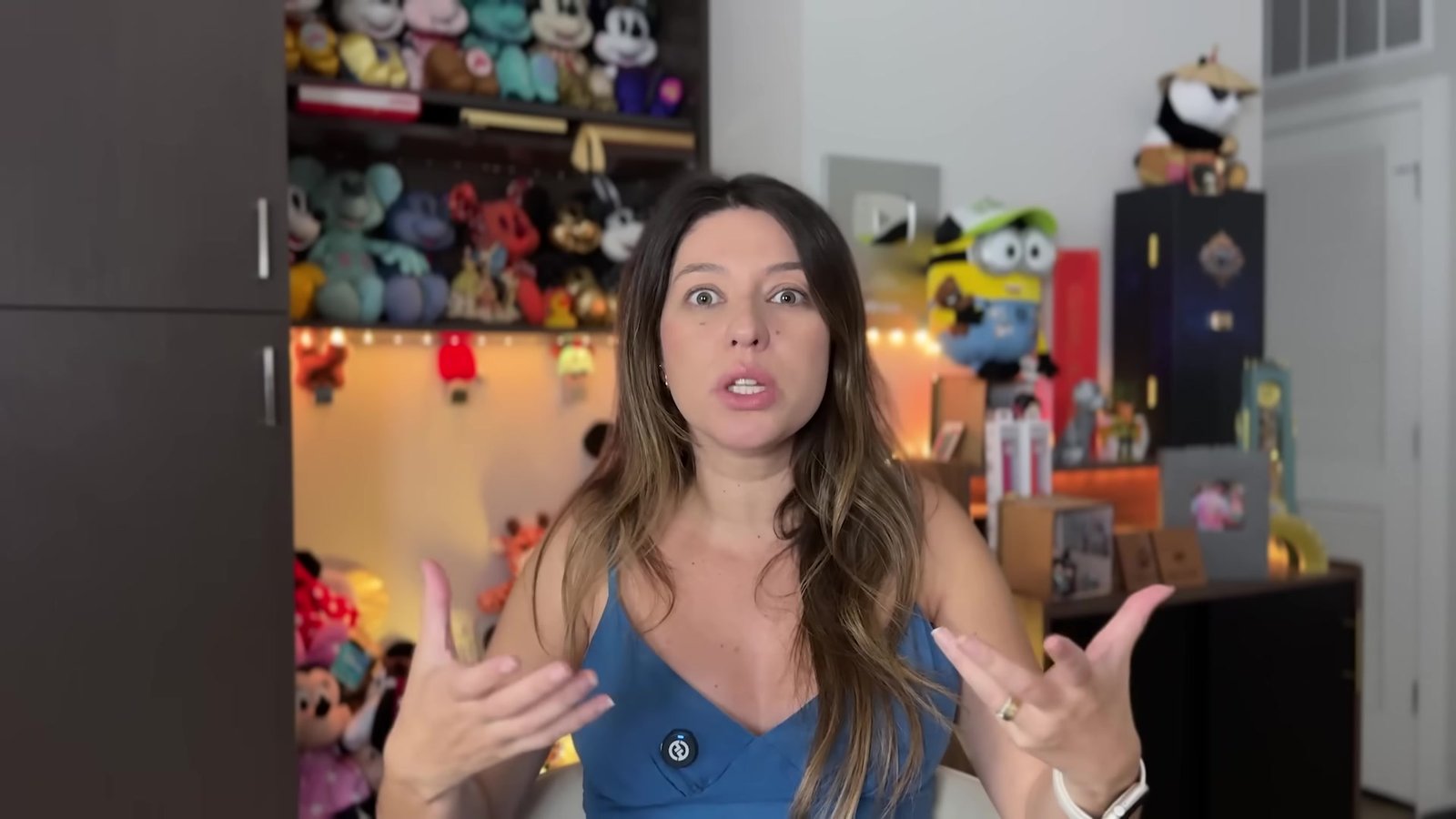 Gabi explicando no vídeo os aplicativos de locomoção pra usar em Orlando