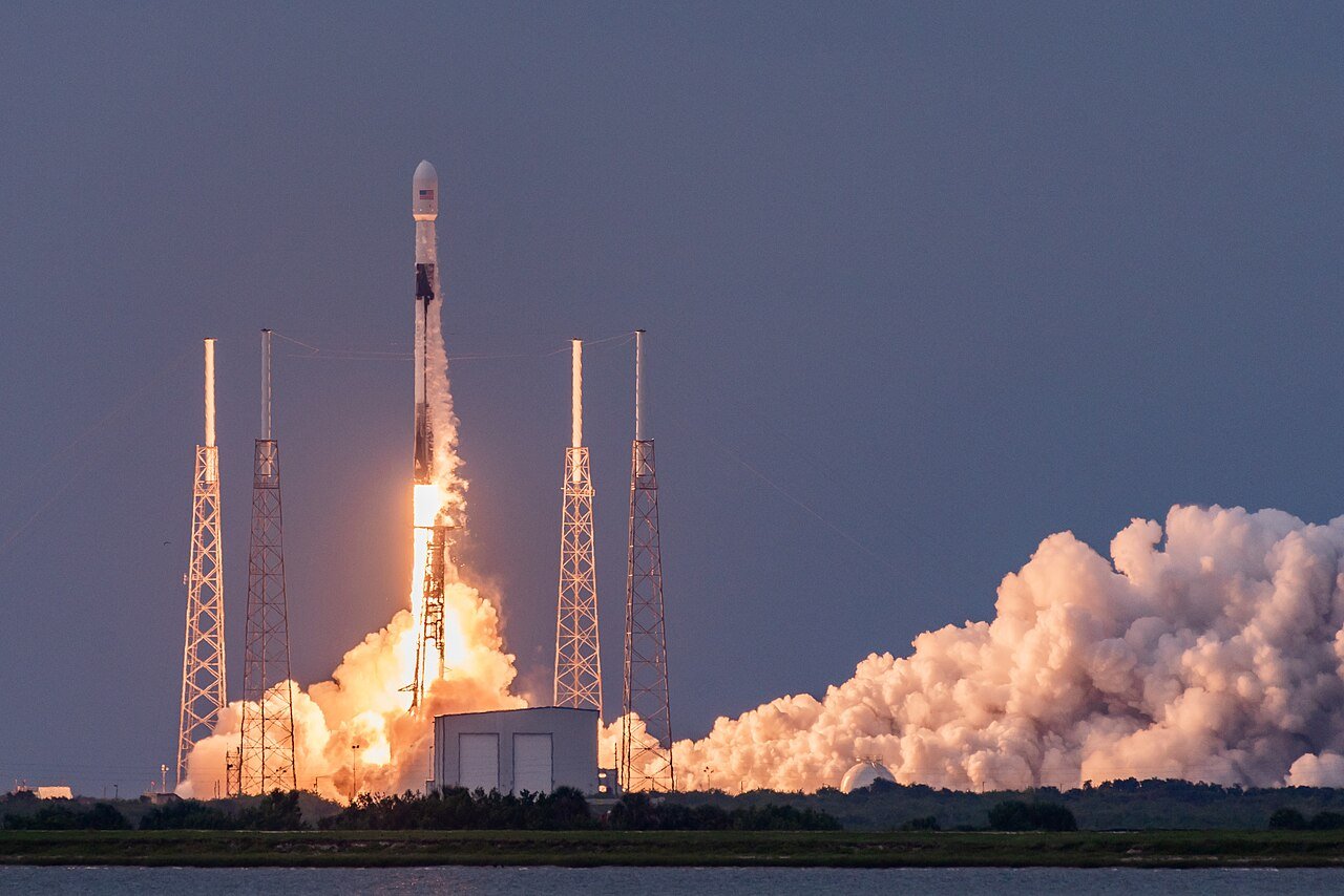 Foguete Falcon 9 decolando de Cabo Canaveral com nuvem de fumaça
