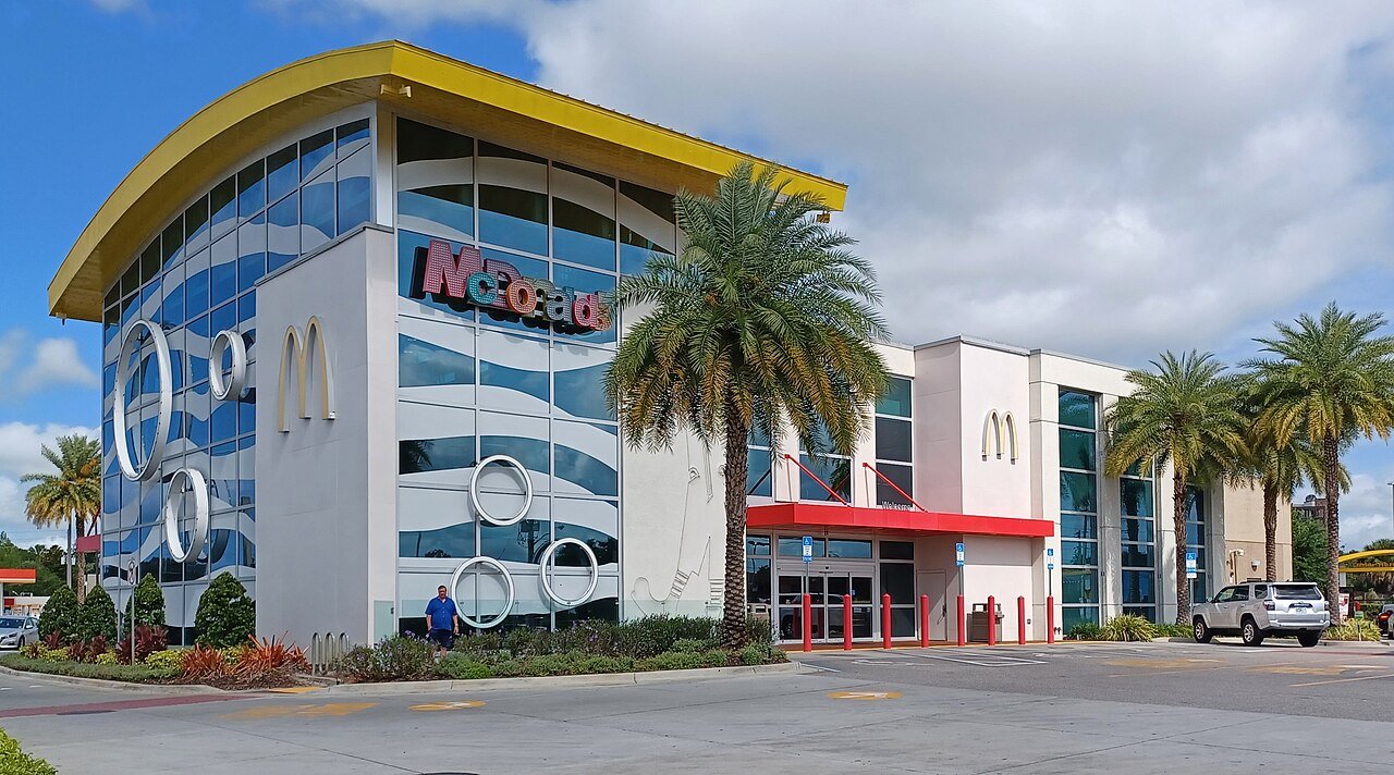 Fachada do McDonald's gigante da International Drive, em Orlando