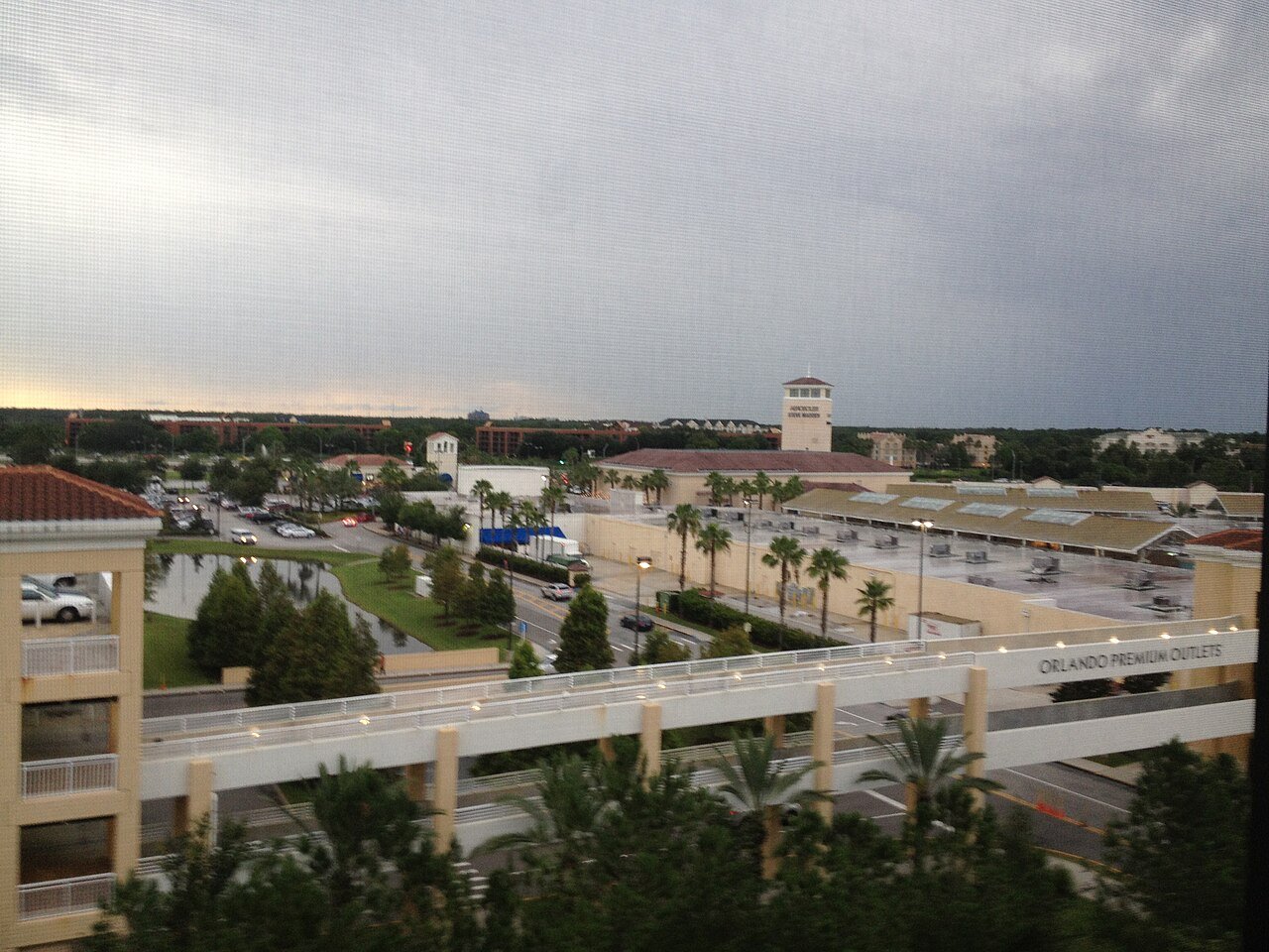 Vista do Orlando Premium Outlets Vineland com o estacionamento coberto e as lojas