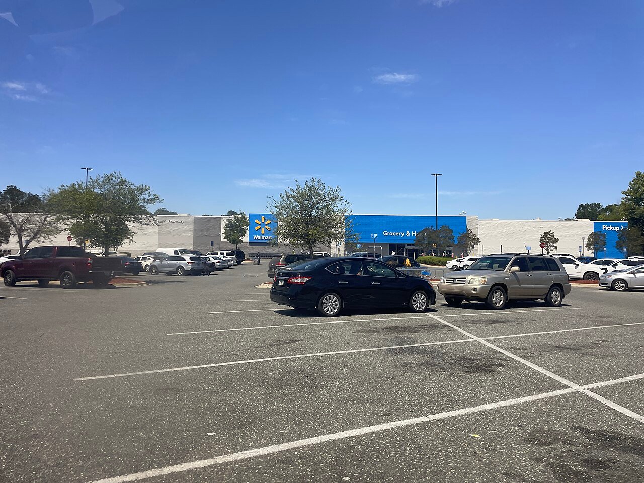 Fachada de um Walmart Supercenter na Flórida com estacionamento