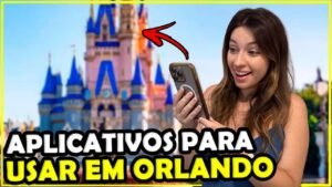 Gabi olhando o celular em frente ao castelo da Cinderela, aplicativos para usar em Orlando