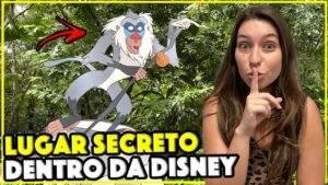 Gabi fazendo sinal de silêncio ao lado do Rafiki, sobre o lugar secreto dentro do Animal Kingdom