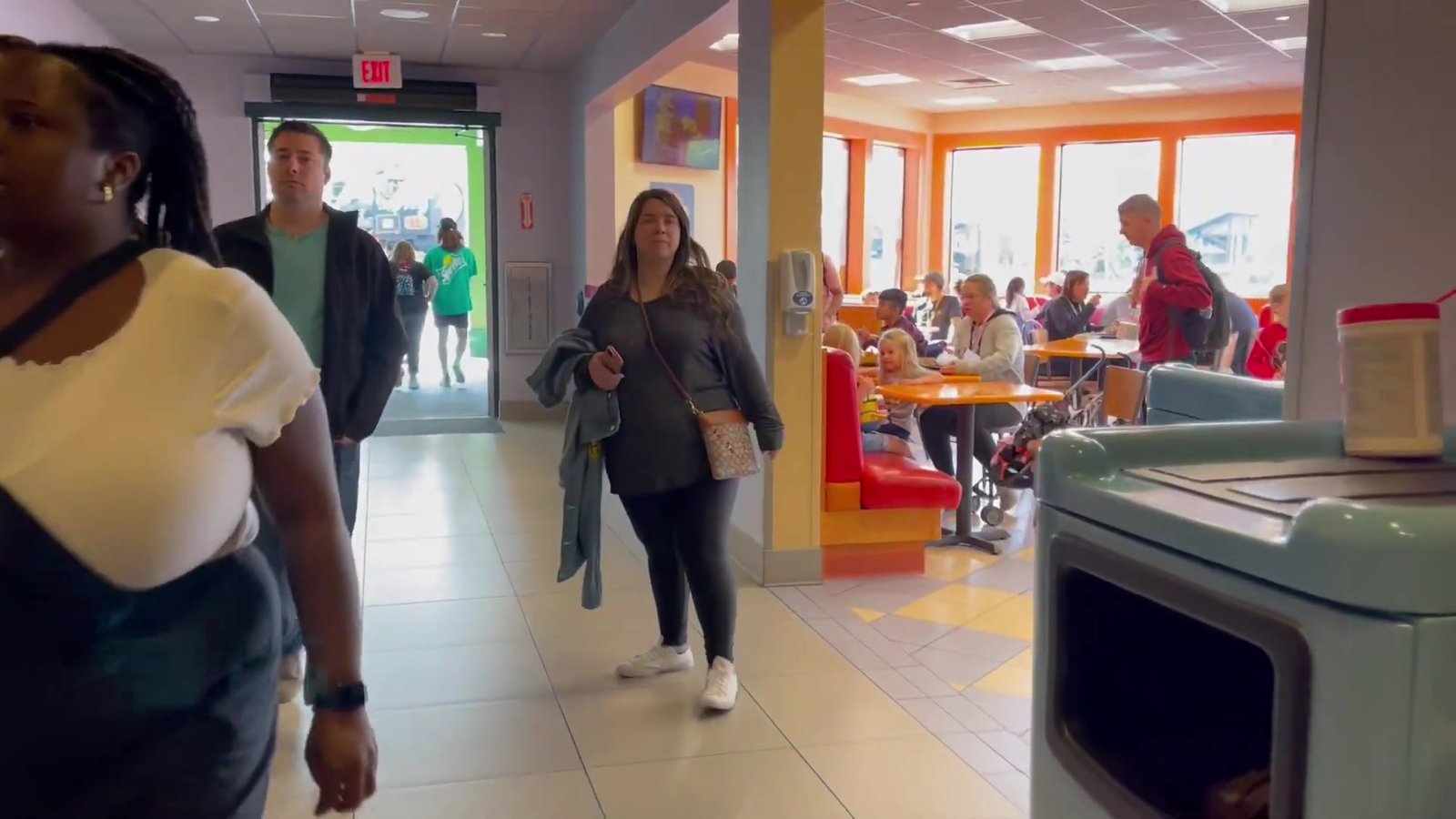 Salão interno do Fast Food Boulevard com mesas estilo lanchonete e visitantes entrando