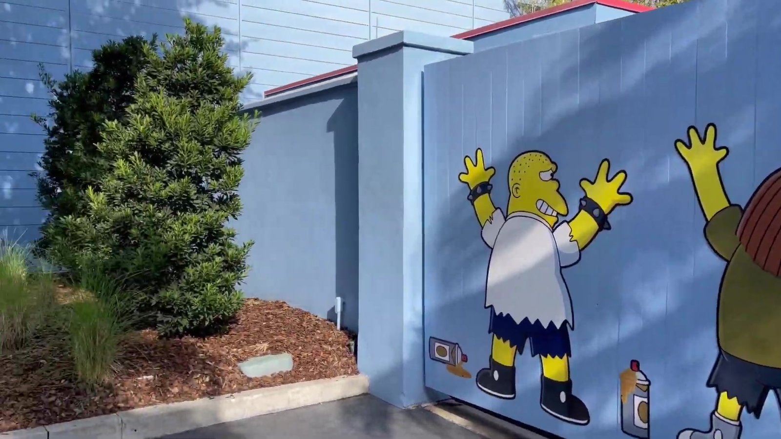 Mural dos personagens dos Simpsons pintado num muro azul de Springfield no Universal Studios