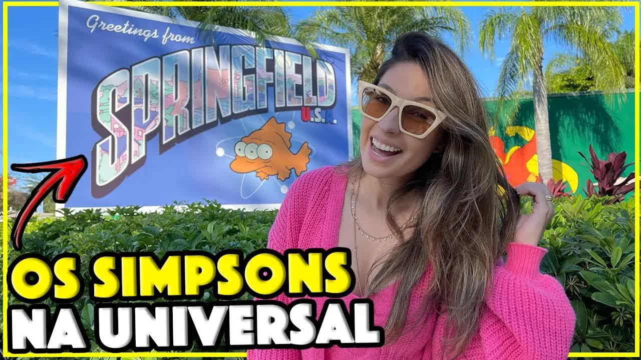 Gabi na frente do painel Greetings from Springfield na área dos Simpsons do Universal Studios