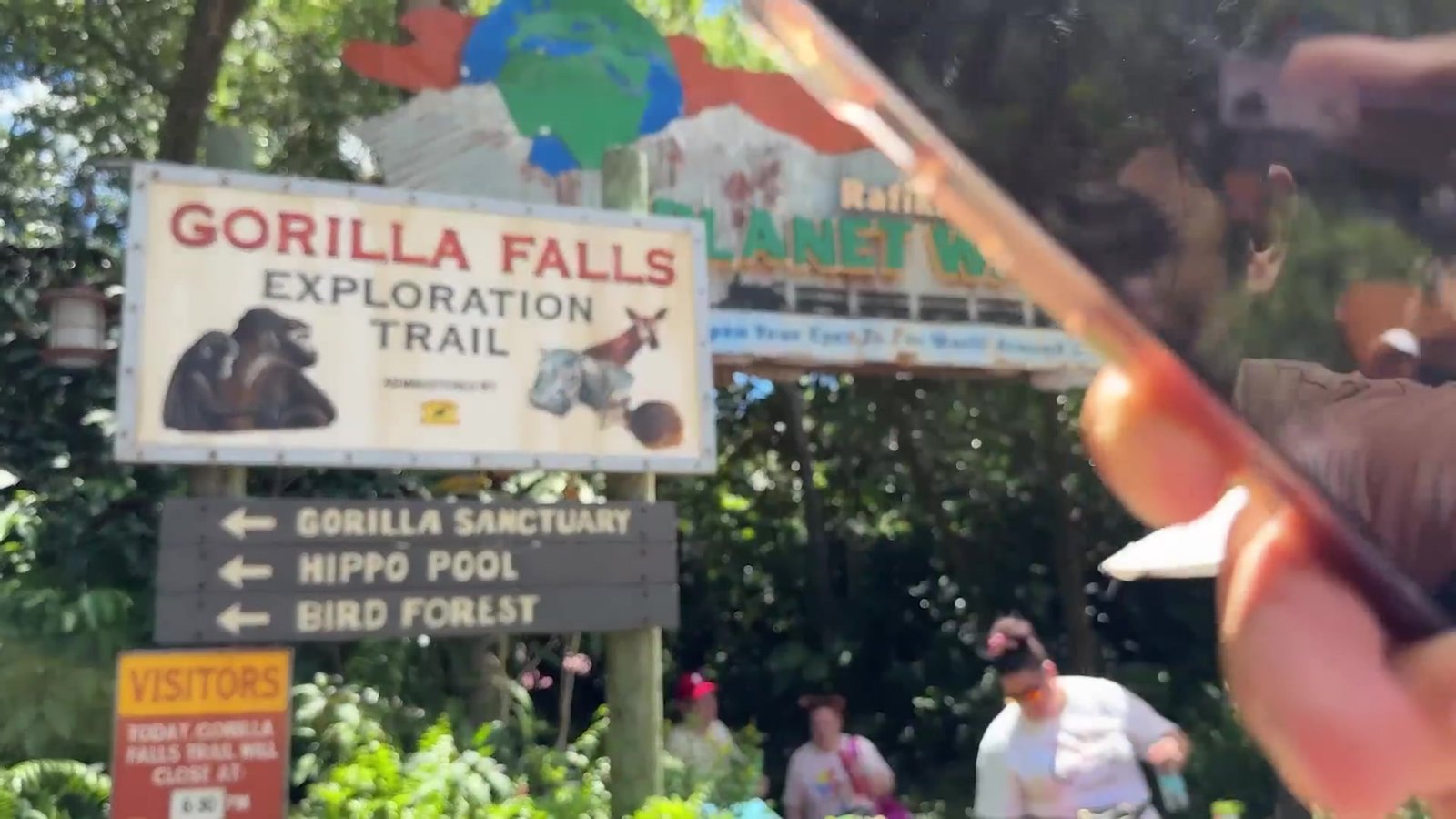 Placa da Gorilla Falls Exploration Trail no Animal Kingdom