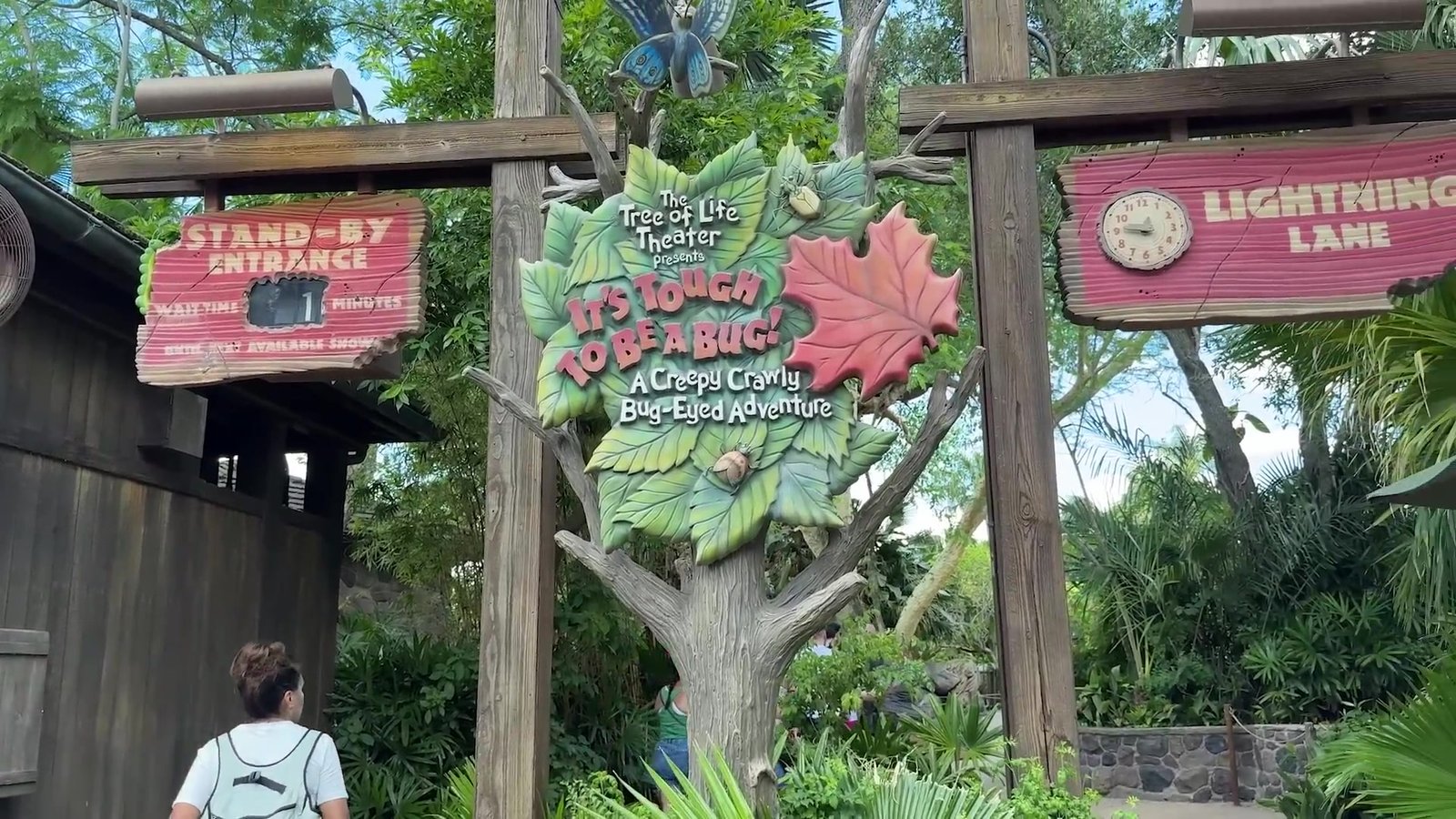 Entrada do teatro da Árvore da Vida no Animal Kingdom, com filas Stand-by e Lightning Lane