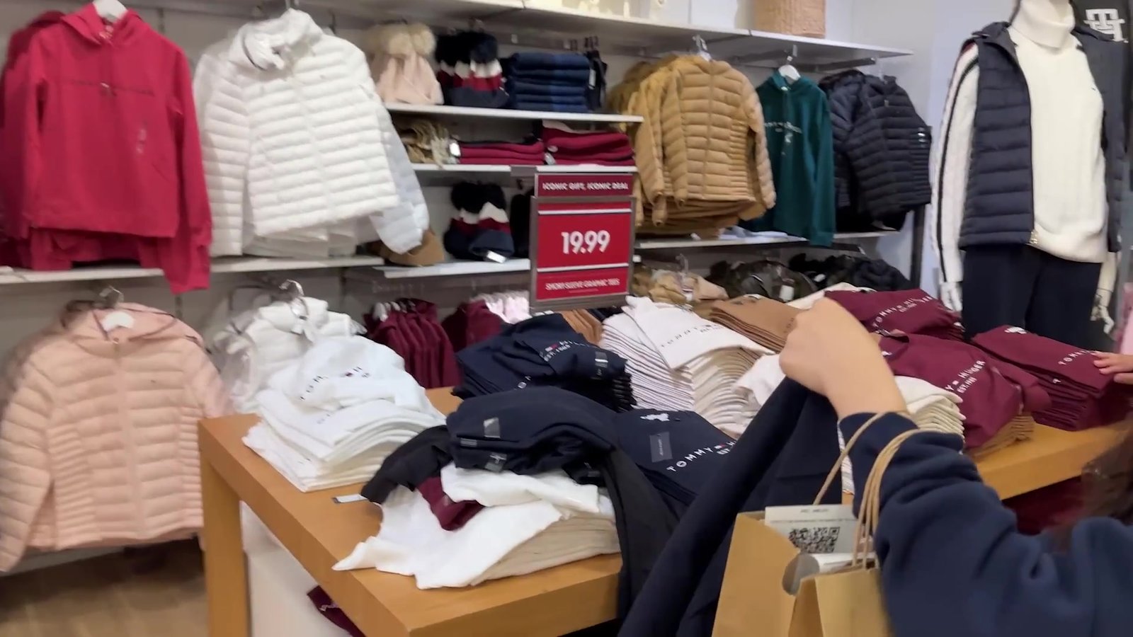 Mesa de promoção de outlet com jaquetas e moletons a US$ 19,99 na Black Friday
