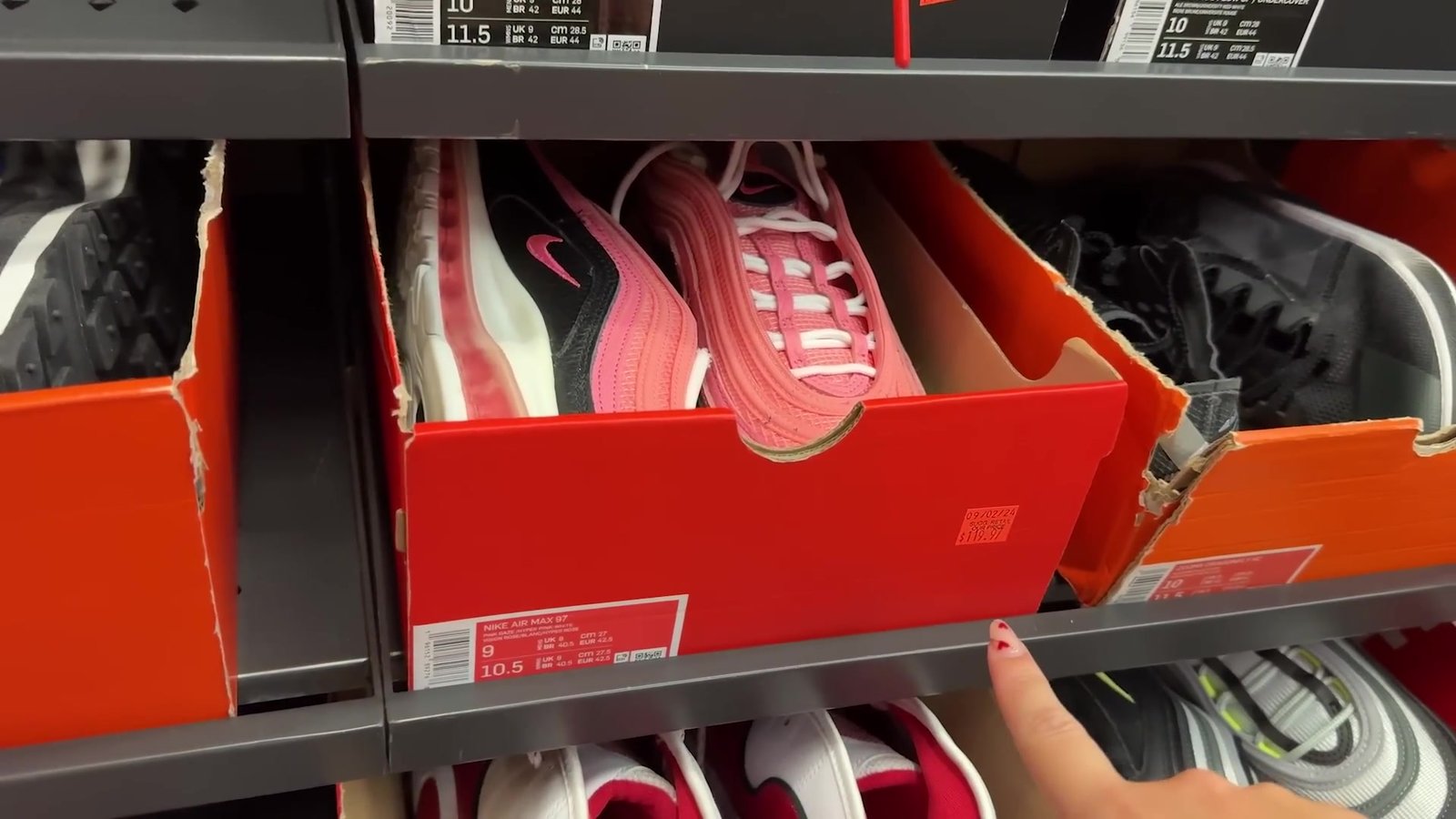 Caixas de tênis Nike Air Max abertas na prateleira do outlet da Nike