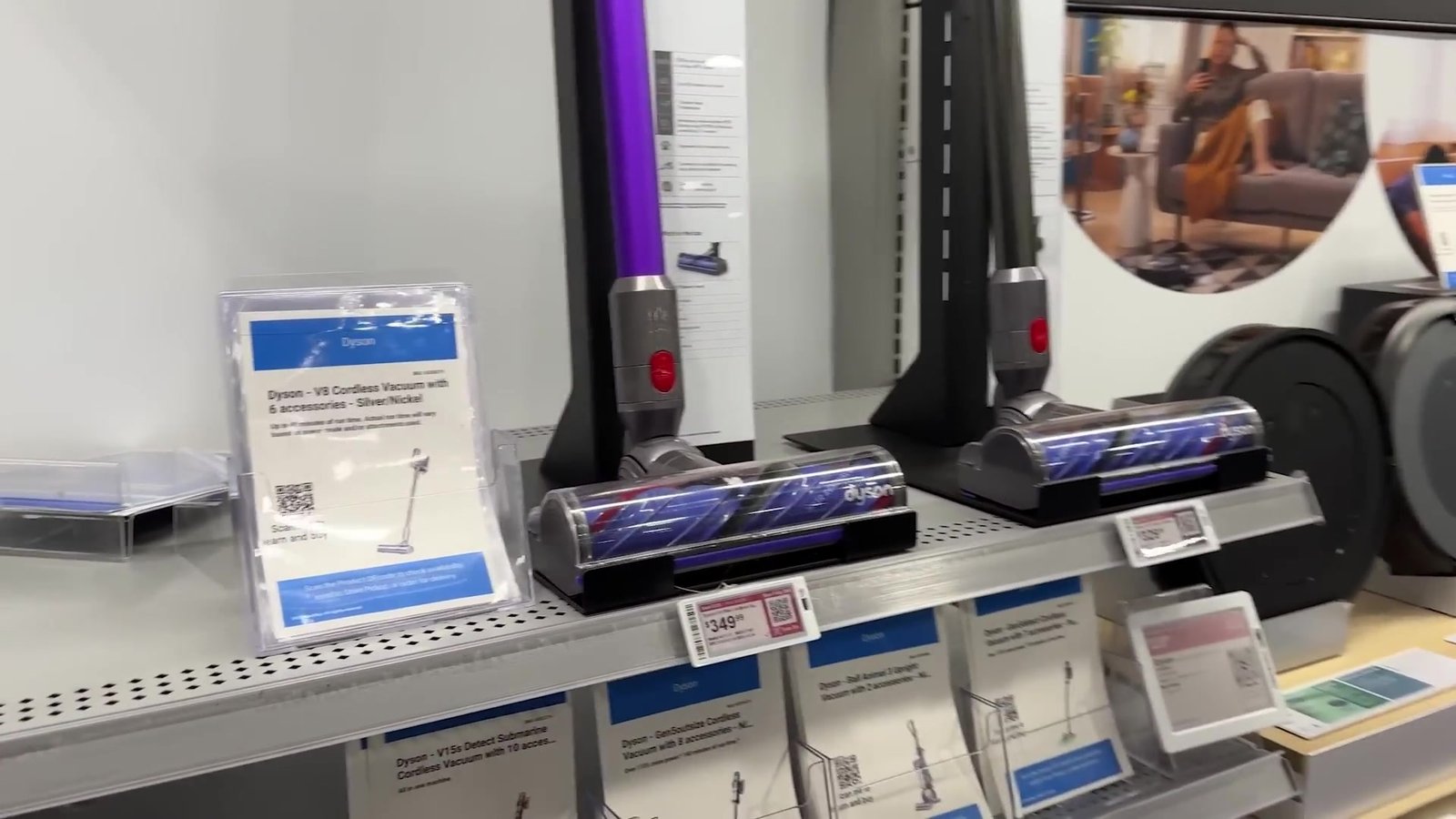 Aspiradores Dyson expostos na Best Buy com etiqueta de US$ 249 na Black Friday