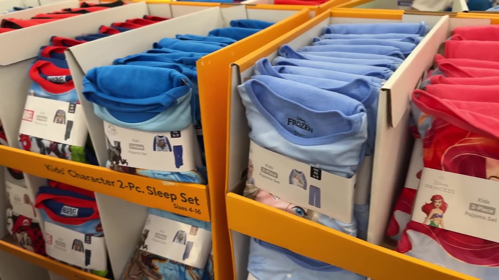 Caixas de pijamas infantis de personagens Disney e Marvel no corredor do Walmart na Black Friday