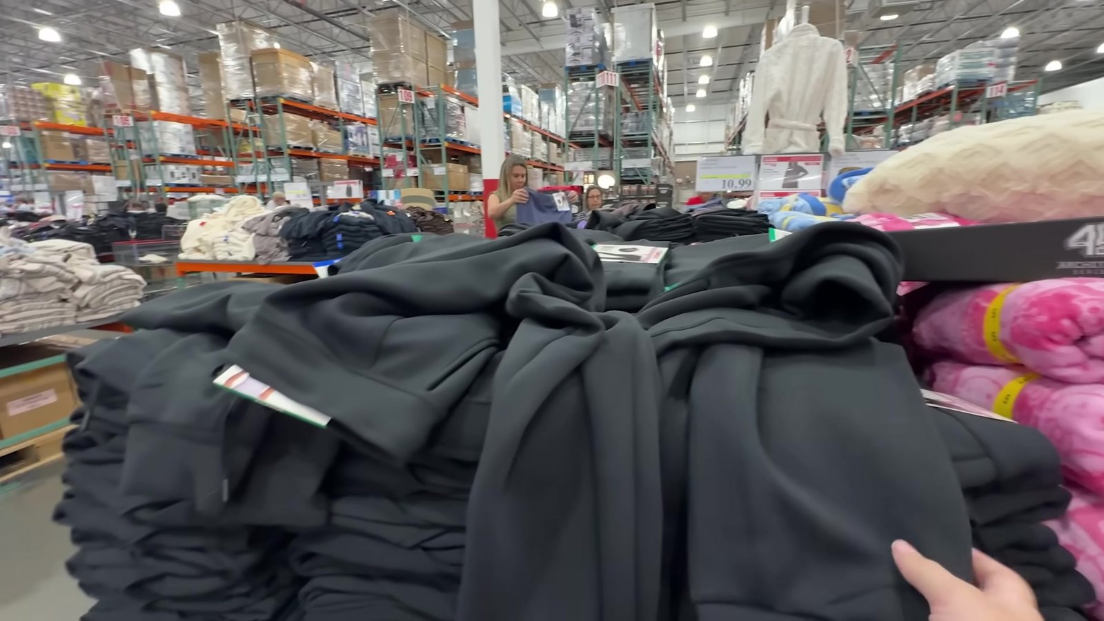 Pilha de calças de moletom cinza em promoção no Costco
