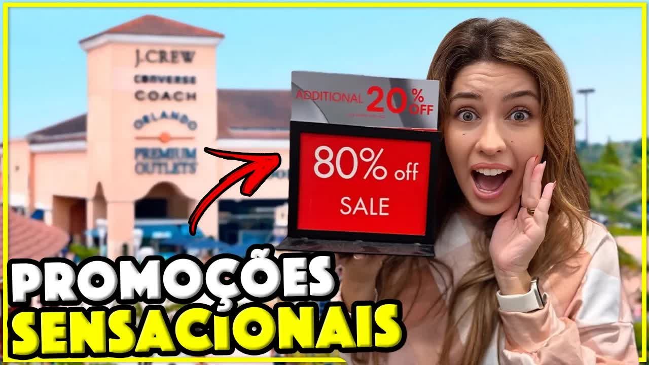 Gabi na frente do Orlando Premium Outlets segurando uma placa de 80% off com 20% adicional na Black Friday