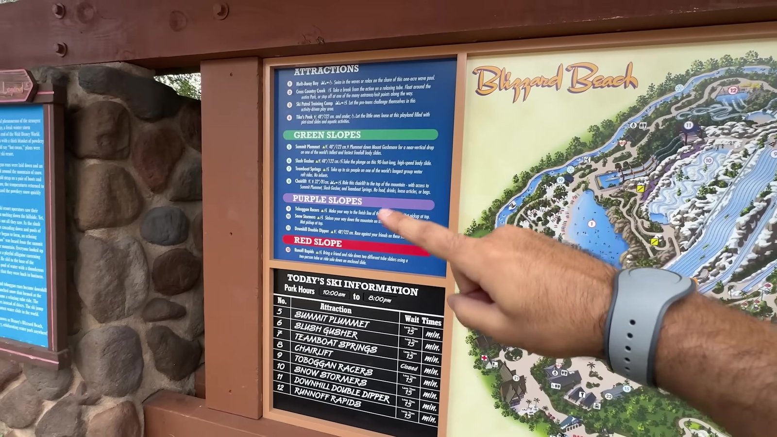Mapa do Blizzard Beach no painel da entrada, com a lista de atrações e os tempos de fila do dia