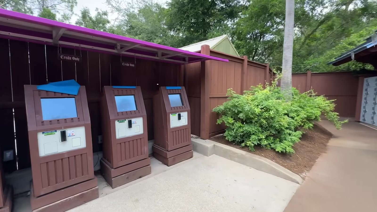 Totens de autoatendimento dos armários pagos na entrada do Blizzard Beach