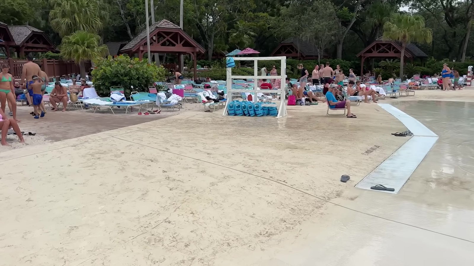 Espreguiçadeiras na área de areia ao lado da piscina de ondas do Blizzard Beach
