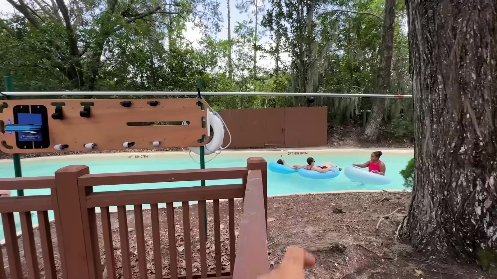 Visitantes boiando no rio lento do Blizzard Beach, visto da ponte de madeira