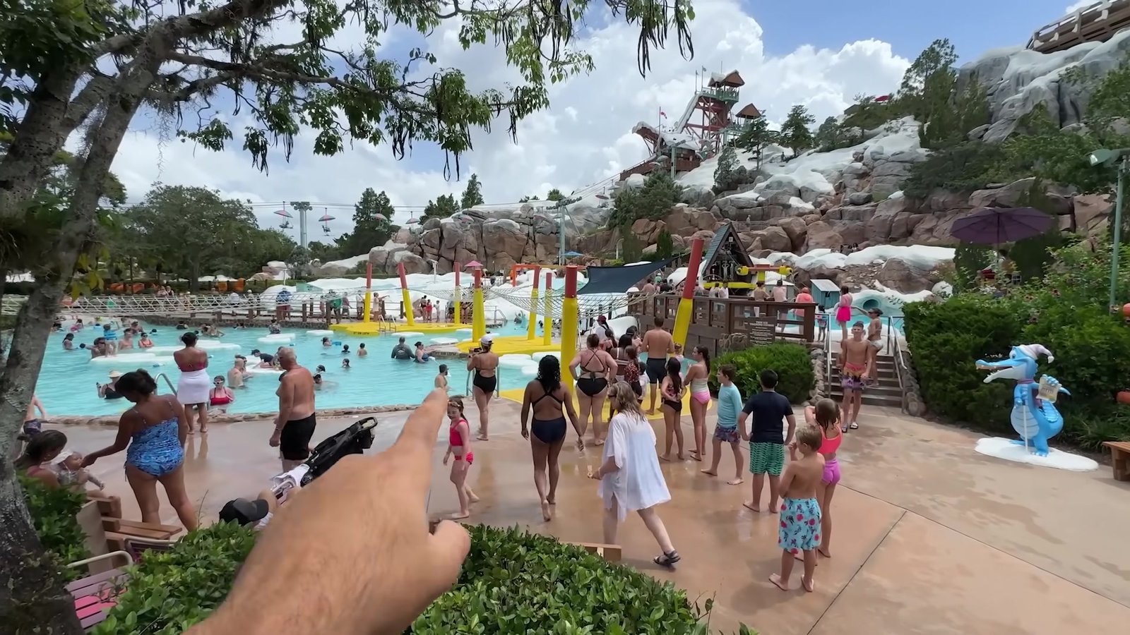 Área infantil do Blizzard Beach cheia de crianças, com a montanha de neve ao fundo