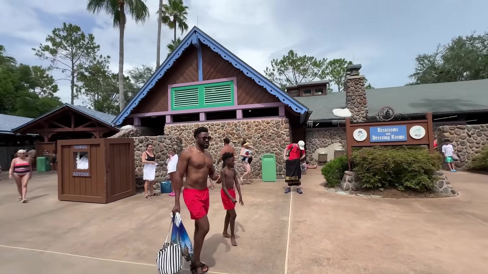 Entrada do Blizzard Beach, com o prédio em estilo chalé de esqui e visitantes chegando
