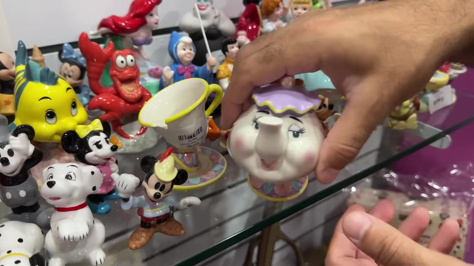 Estatuetas de porcelana do Sebastião, do Linguado, da Madame Samovar e do Zip na prateleira do brechó