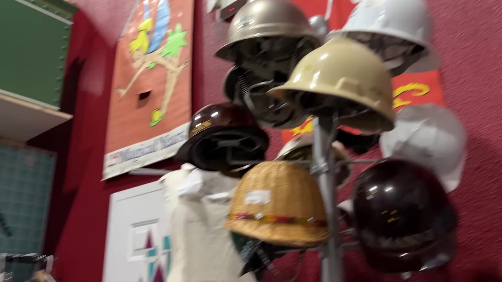 Capacetes de obra usados nos bastidores dos parques da Disney pendurados num expositor