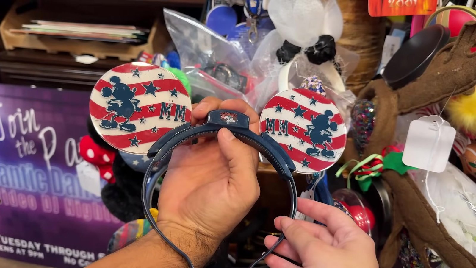 Orelhinhas do Mickey com estampa da bandeira americana na mão, no brechó da Disney