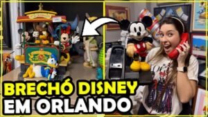 Gabi com um telefone temático vermelho no meio das relíquias do Recycling the Magic, o brechó da Disney perto de Orlando
