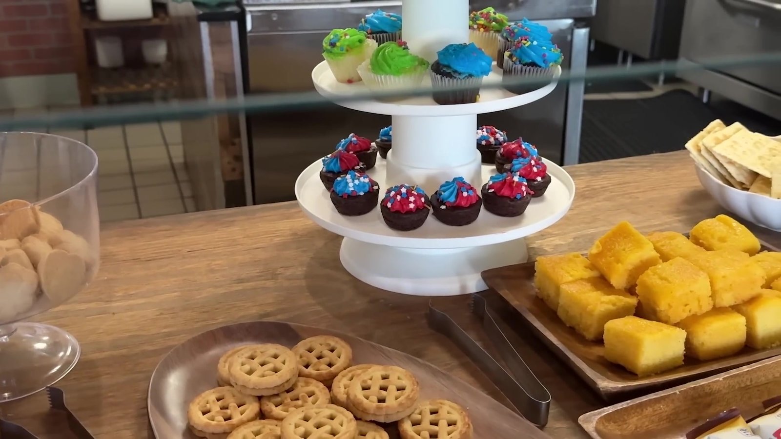 Cupcakes, cubinhos de bolo de milho e bolachas na mesa de doces do buffet