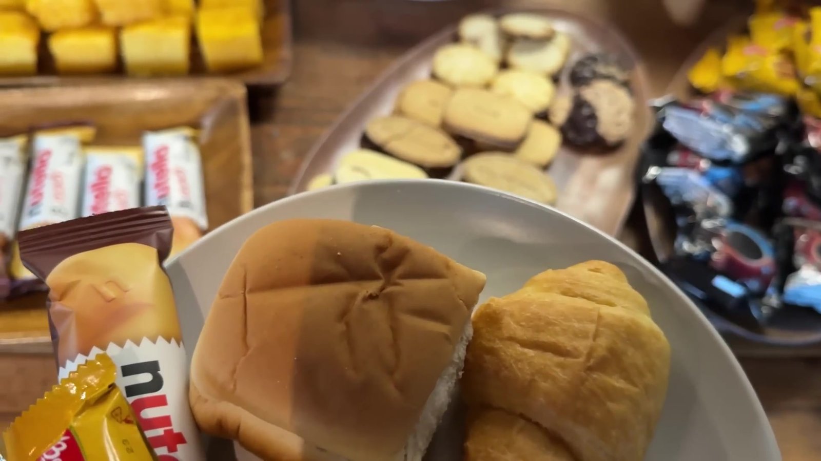 Prato com Hawaiian roll, croissant e sachê de Nutella no buffet do Laçador Grill