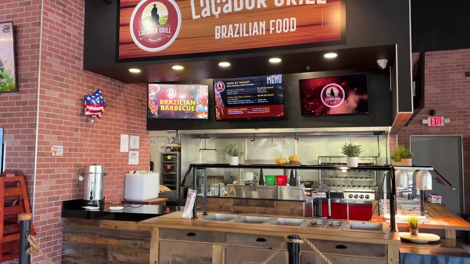 Balcão do Laçador Grill com o letreiro Brazilian Food na praça de alimentação do outlet