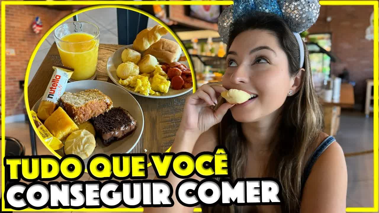 Gabi comendo pão de queijo no café da manhã brasileiro do Laçador Grill, em Orlando