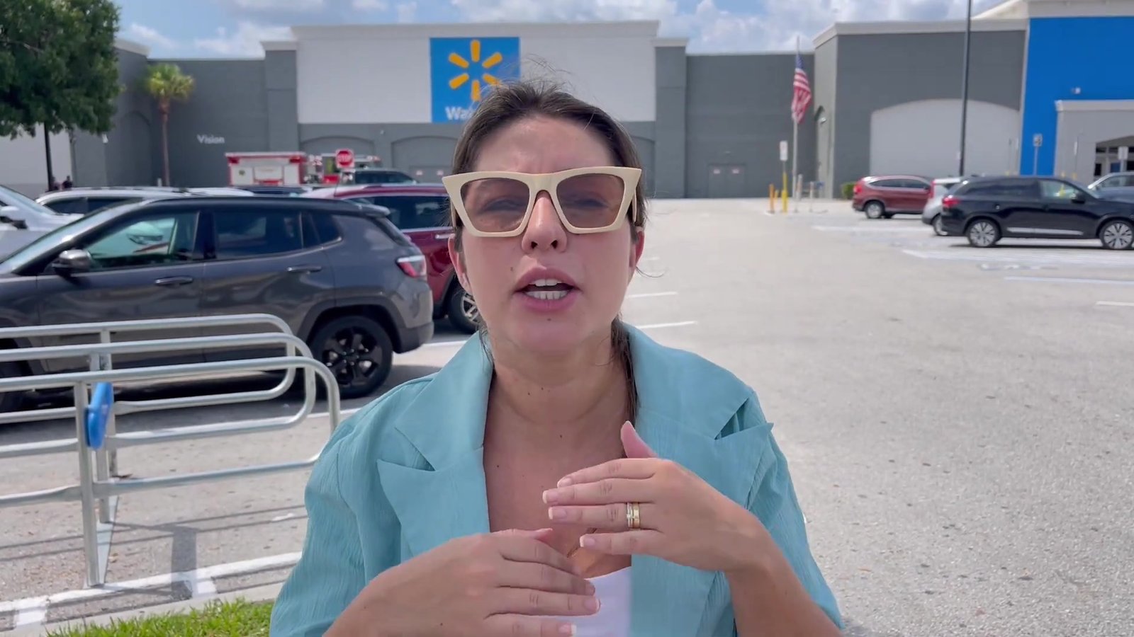 Gabi no estacionamento do Walmart de Orlando, testando o cartão Nomad na prática
