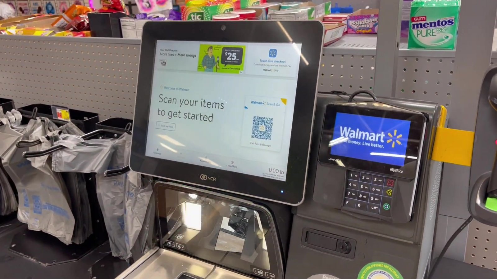 Caixa de autoatendimento do Walmart em Orlando, onde só o cartão físico ou o Walmart Pay funcionam