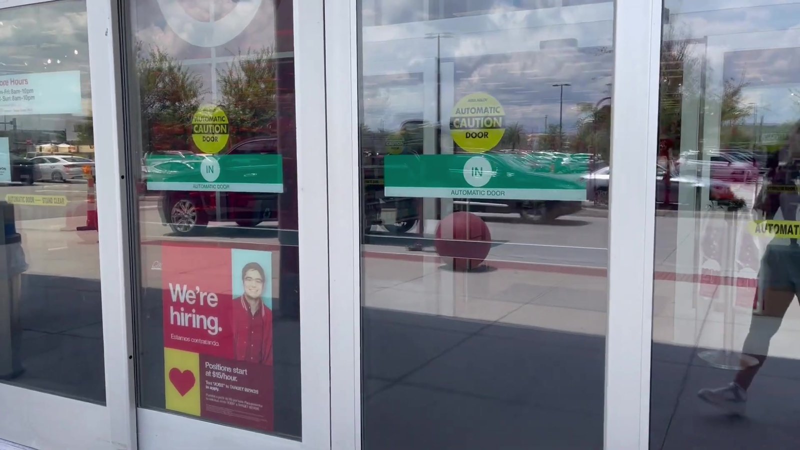 Entrada do Walmart em Orlando, onde fica o balcão Money Services para depositar dólar na conta Nomad