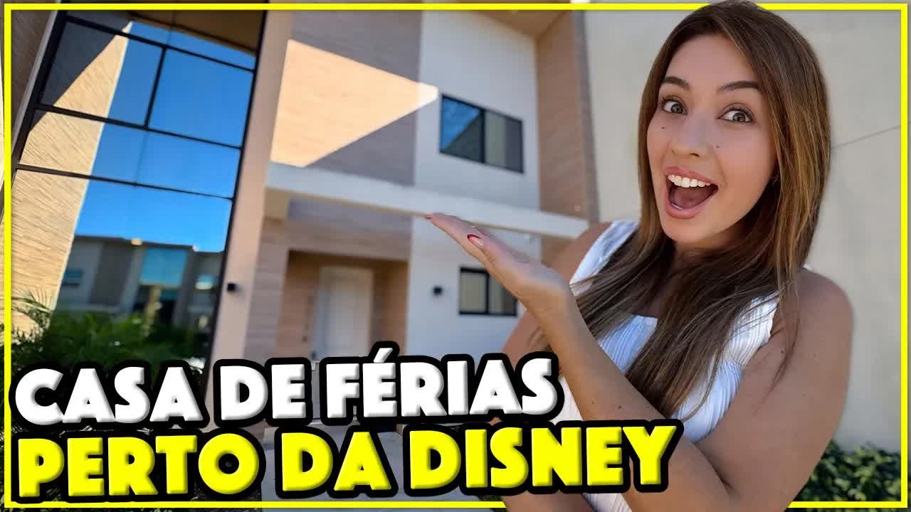 Gabi na frente de uma casa moderna do condomínio Magic Village em Orlando, ao lado da Disney