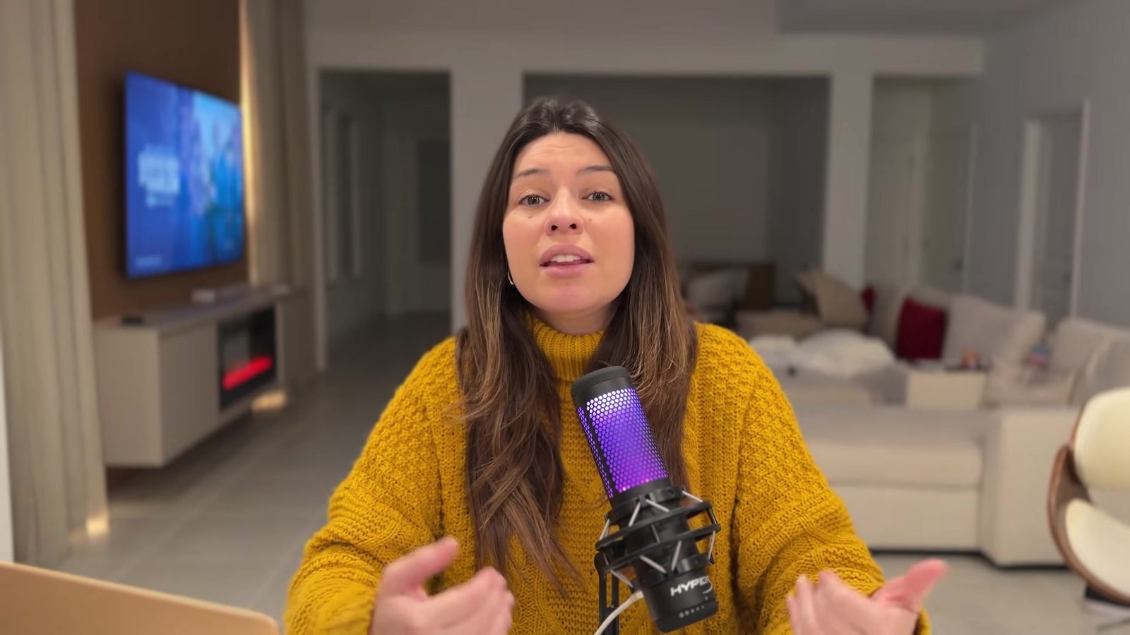 Gabi explicando no vídeo por que o chip de internet é essencial em Orlando