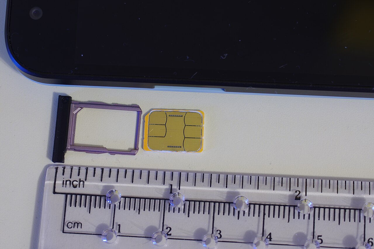 Chip nano SIM ao lado da bandeja de chip de um smartphone