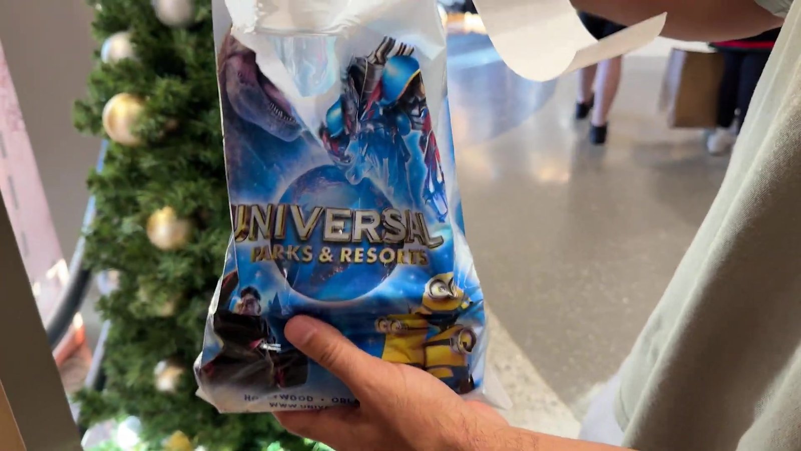 Sacola da Universal Parks & Resorts com os chocolates comprados na loja do CityWalk