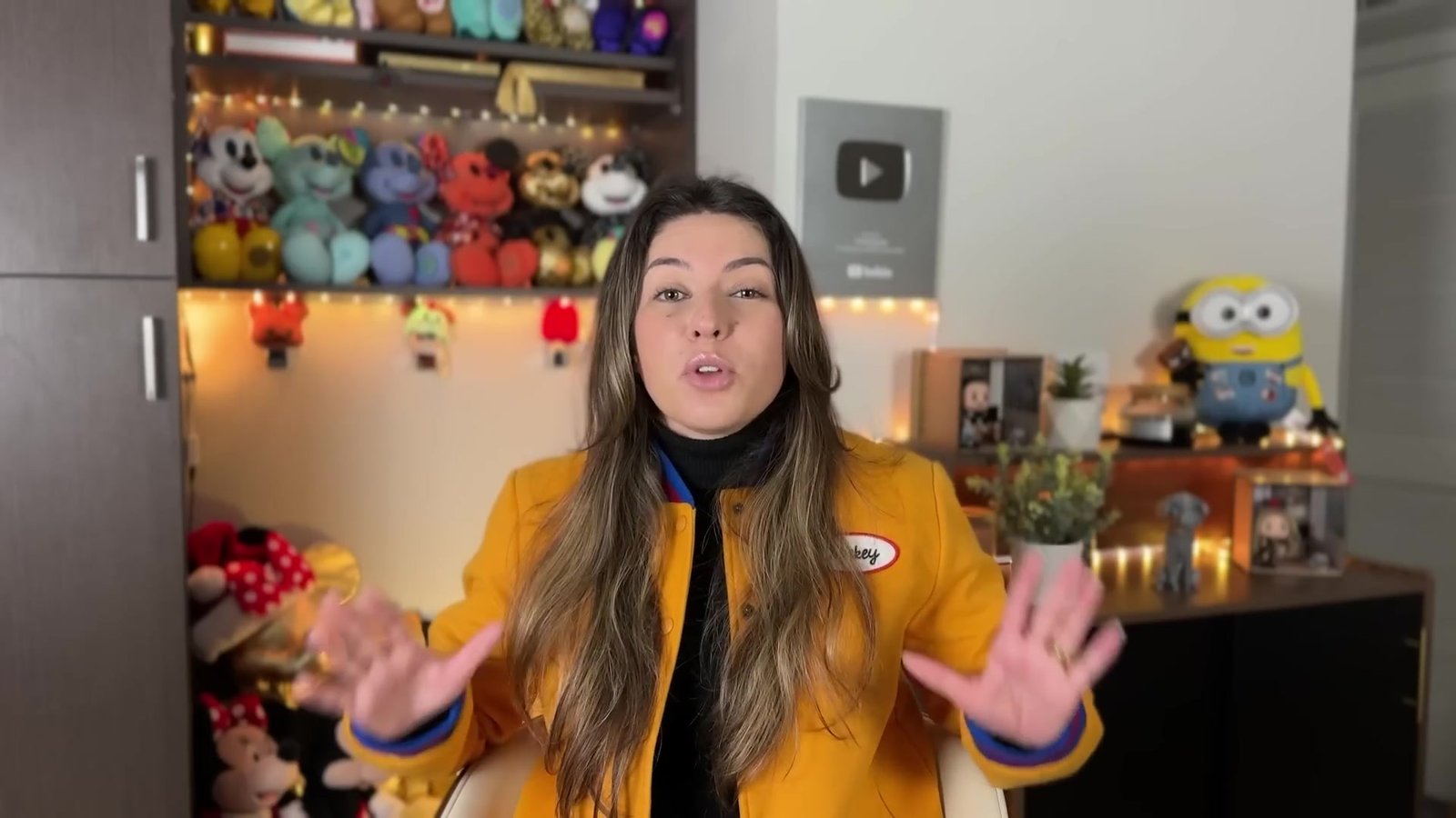 Gabi de jaqueta explicando o clima de Orlando mês a mês no vídeo