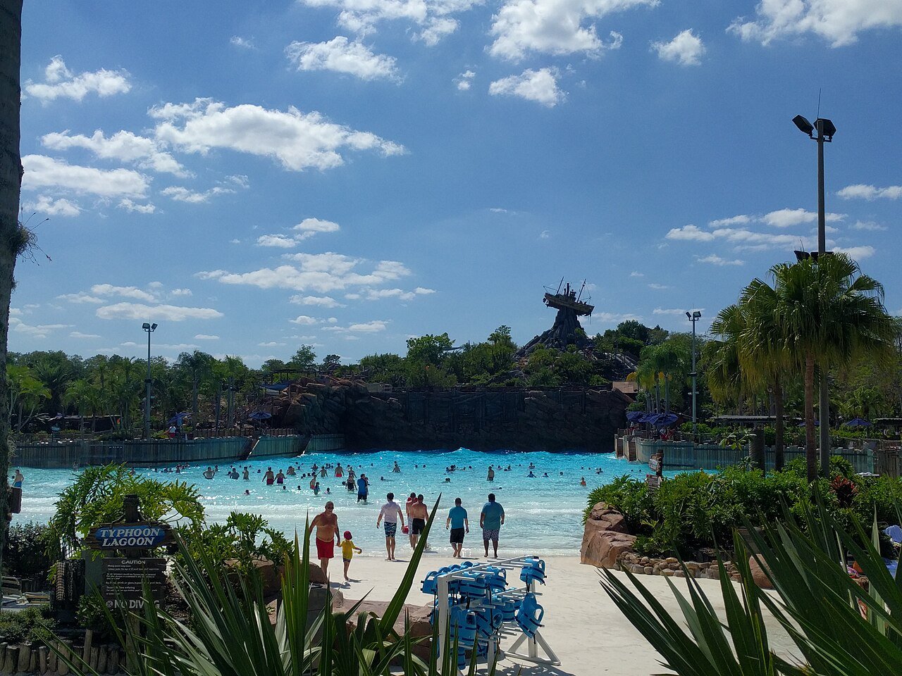 Piscina de ondas do Typhoon Lagoon, parque aquático da Disney, cheia de gente num dia de sol
