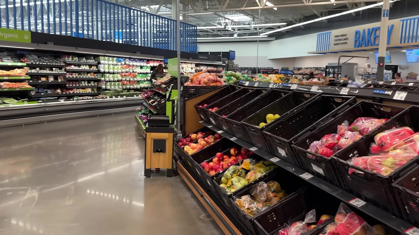 Seção de hortifrúti do Walmart de Orlando, com frutas nas caixas pretas
