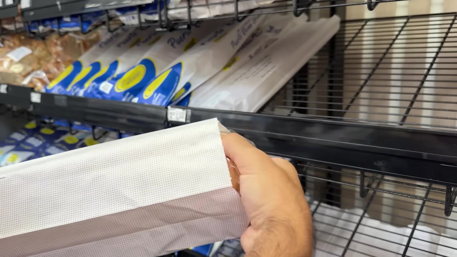 Baguete no saco de papel da padaria do Walmart de Orlando