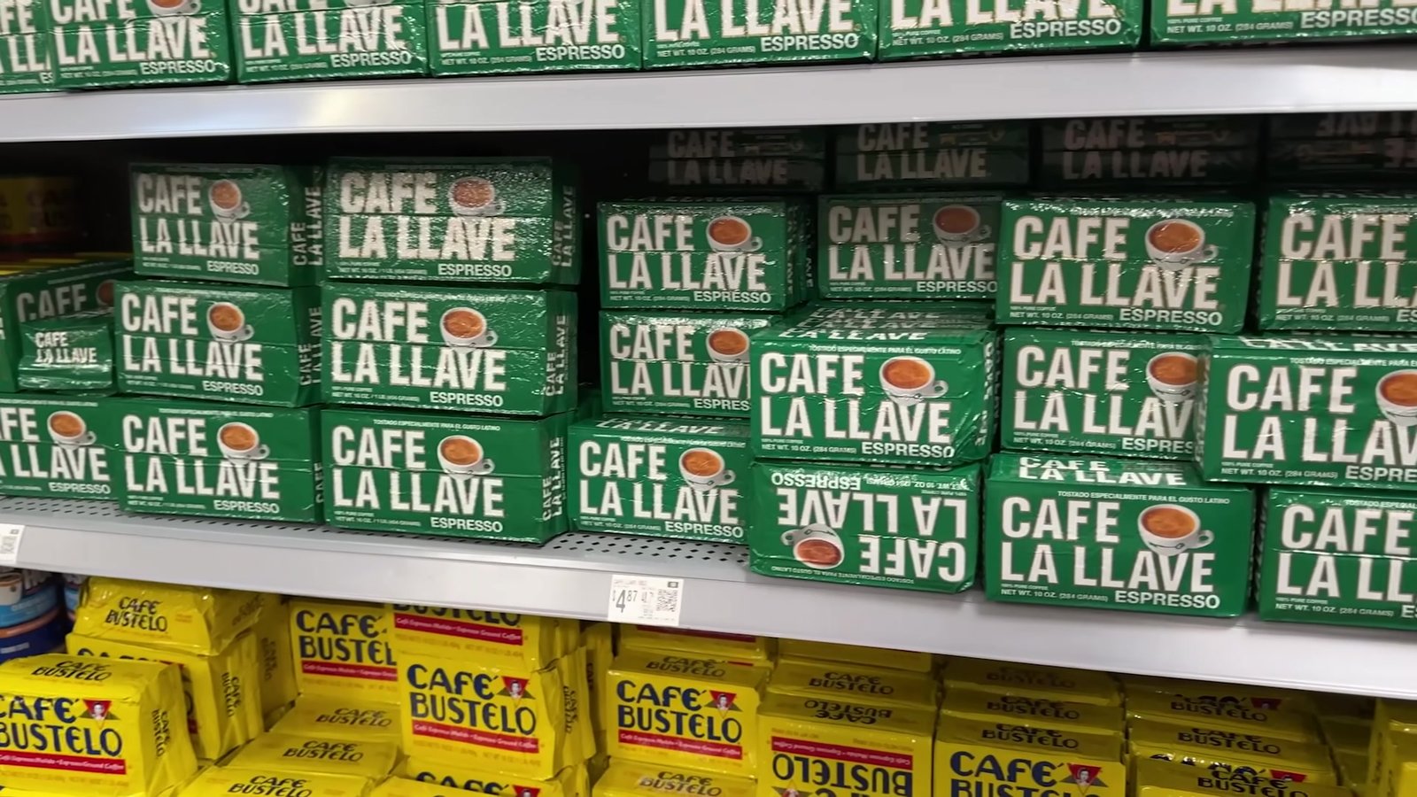 Prateleira de Café La Llave e Café Bustelo no Walmart de Orlando
